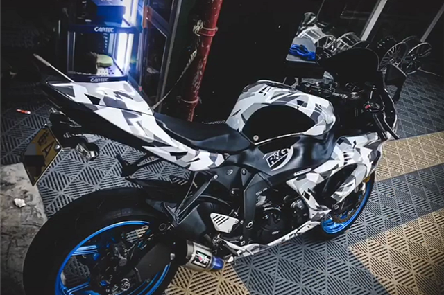 迷彩色”川崎ZX-6R，大陆首台，全车贴膜花上千，回头率5颗星_搜狐网