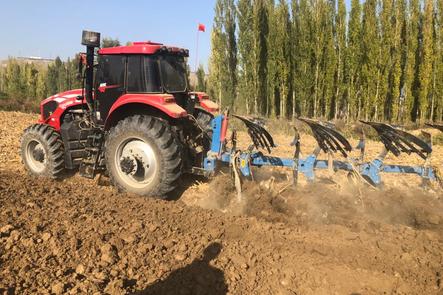 东方红2204拖拉机配套同力1.2米大间距四铧犁作业!