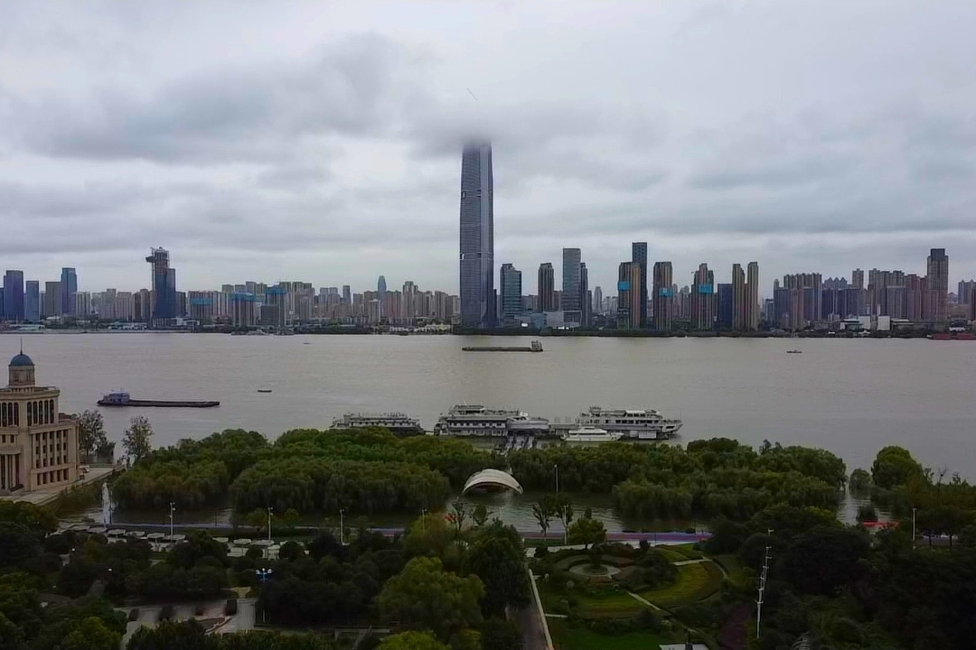 航拍汉口江滩粤汉码头看两江游船