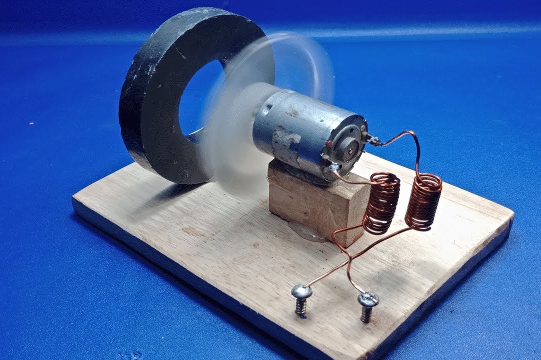 直流电机加两个线圈通过磁铁制作发电器