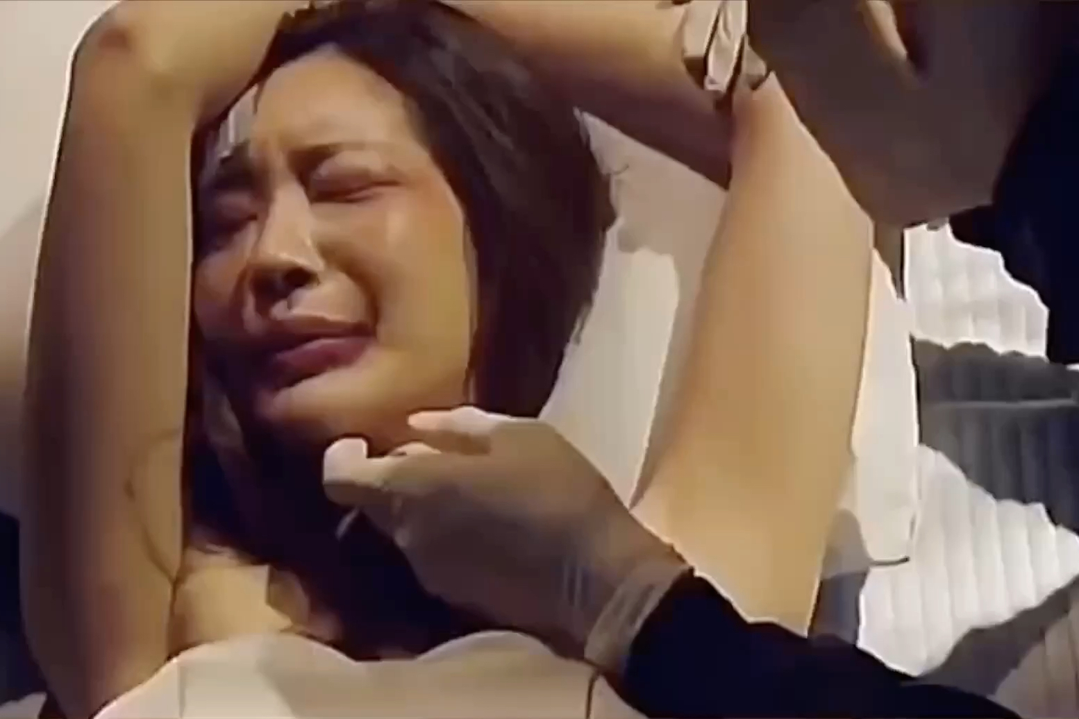 美女一个人走夜路被陌生人绑架