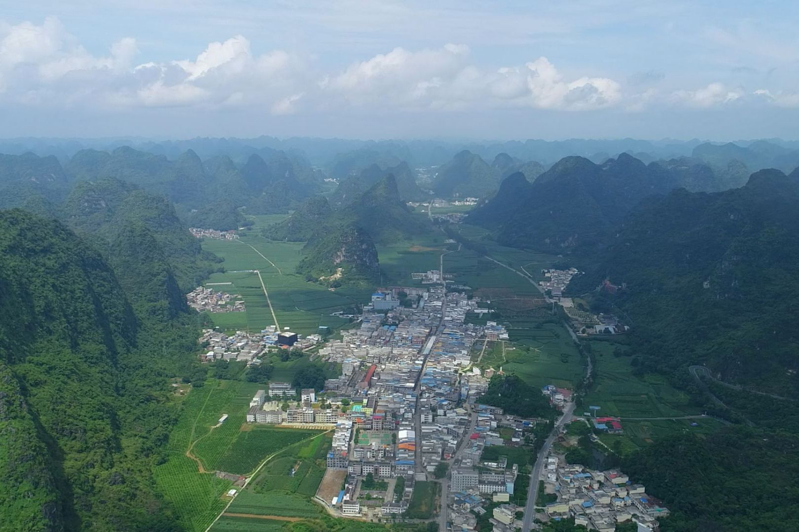 实拍广西马山县古零镇全景从500米高空航拍看群山真是壮观好看