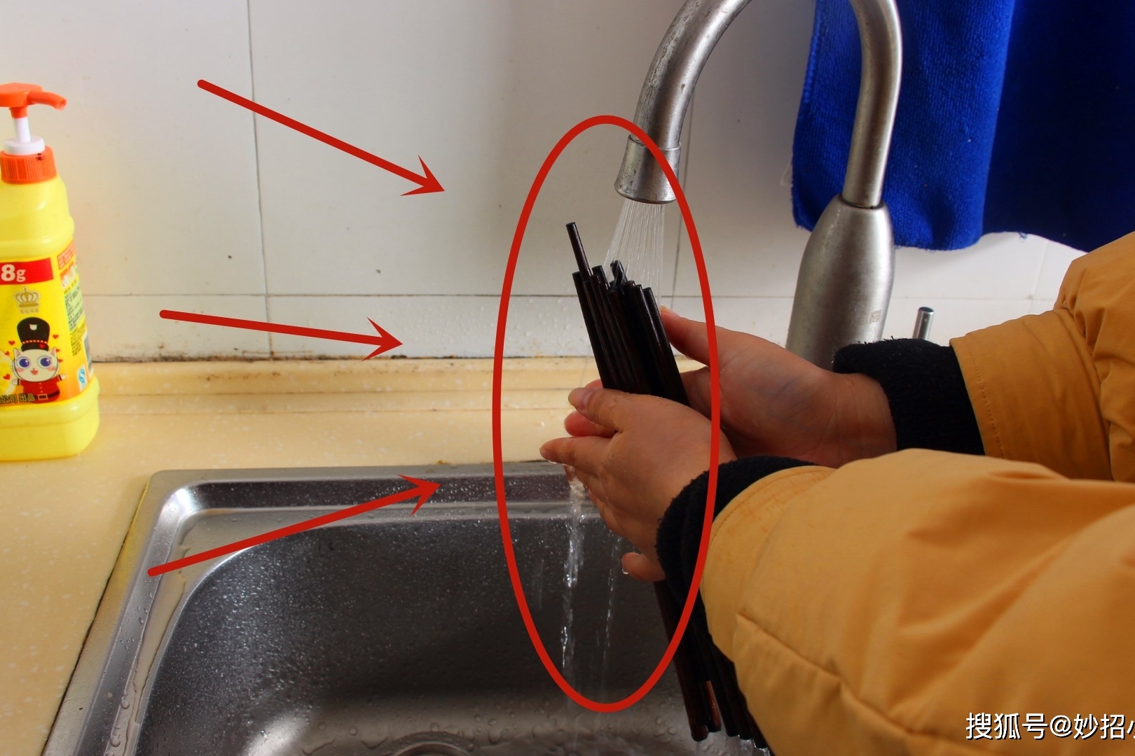 洗筷子最好不要用手搓除非你想得病不是开玩笑