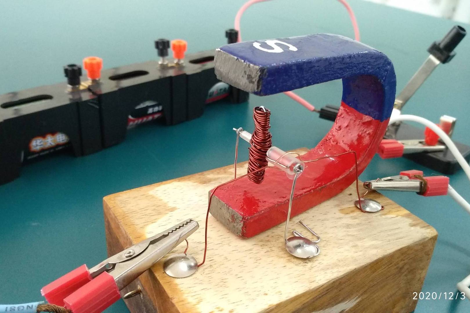 自制微型直流电动机模型很简单还好玩只需要几枚曲别针