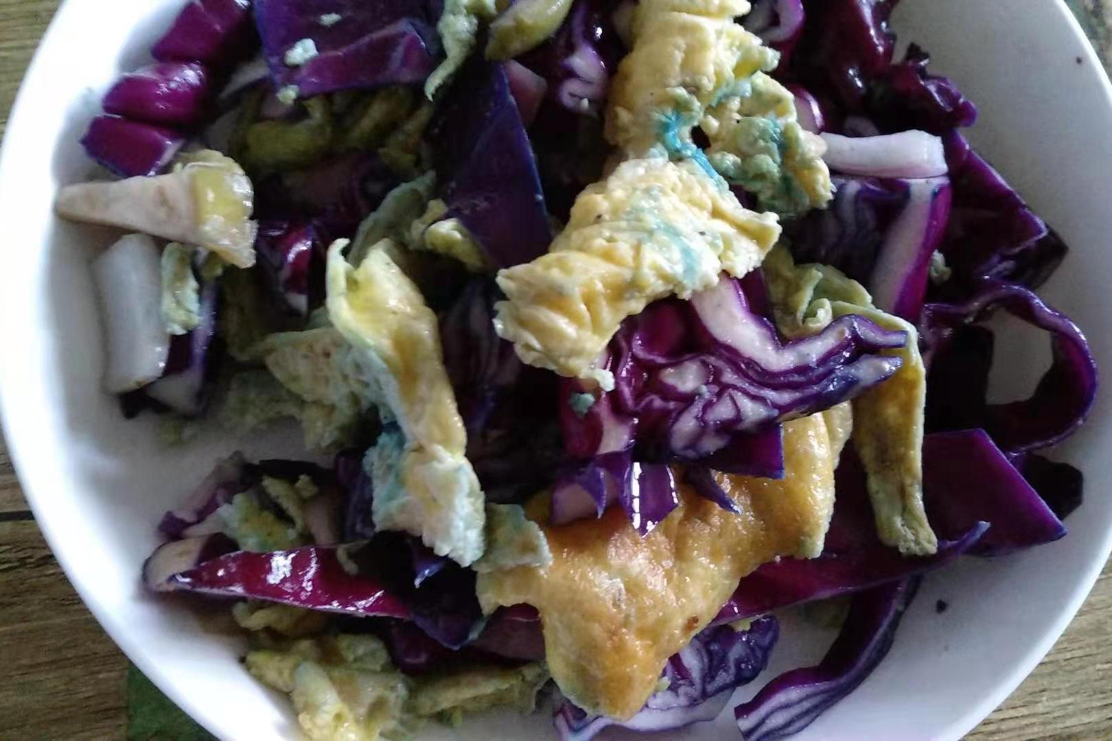 紫甘蓝炒鸡蛋美味可口好吃极了