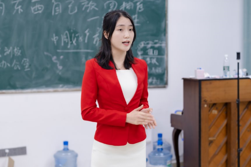 华溯艺校播音部明星学员张思萍采访介绍视频-频道-手机搜狐