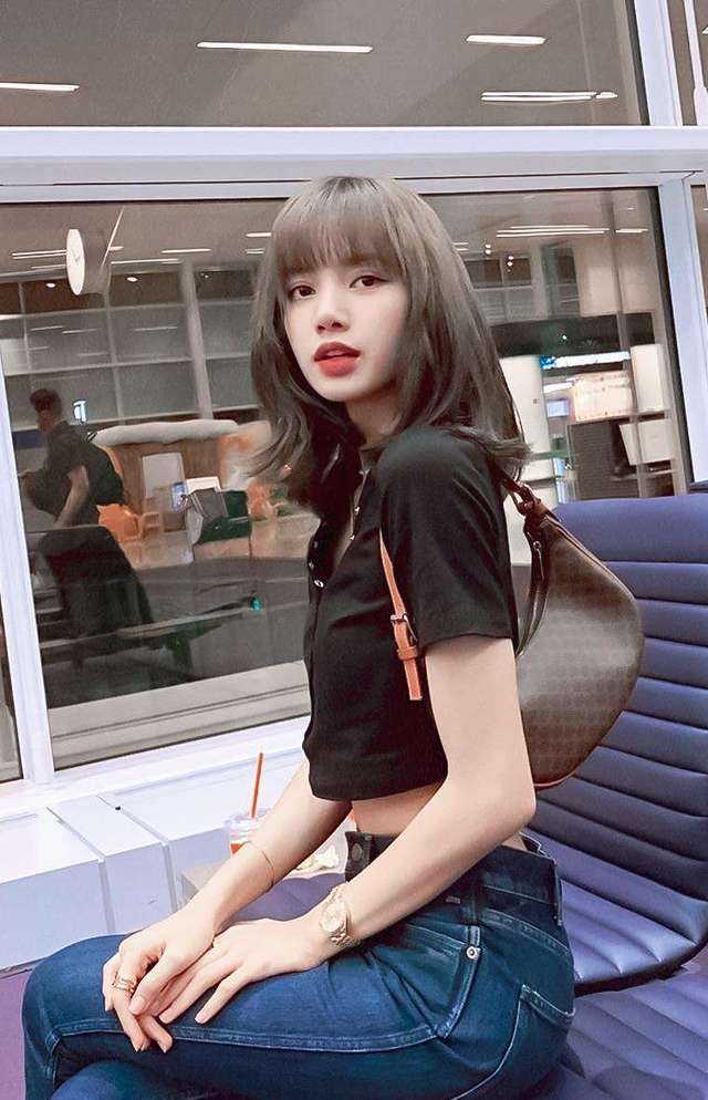 原创 lisa真会穿!露脐t恤 牛仔裤,时髦又高级,这身材确实很赞