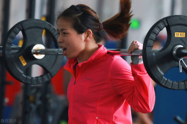 张伟丽一战成名后,拳坛女选手备受外界关注,一起走进河南散打训练中心