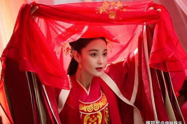 大家老是吐槽陈妍希在《神雕侠侣》里面的小笼包造型,但是看到这样的