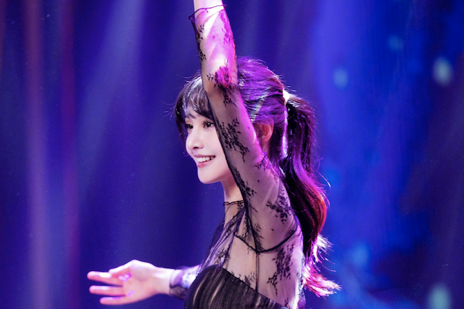 郑爽穿黑纱礼裙跳舞惊艳众人,身材颜值重回巅峰