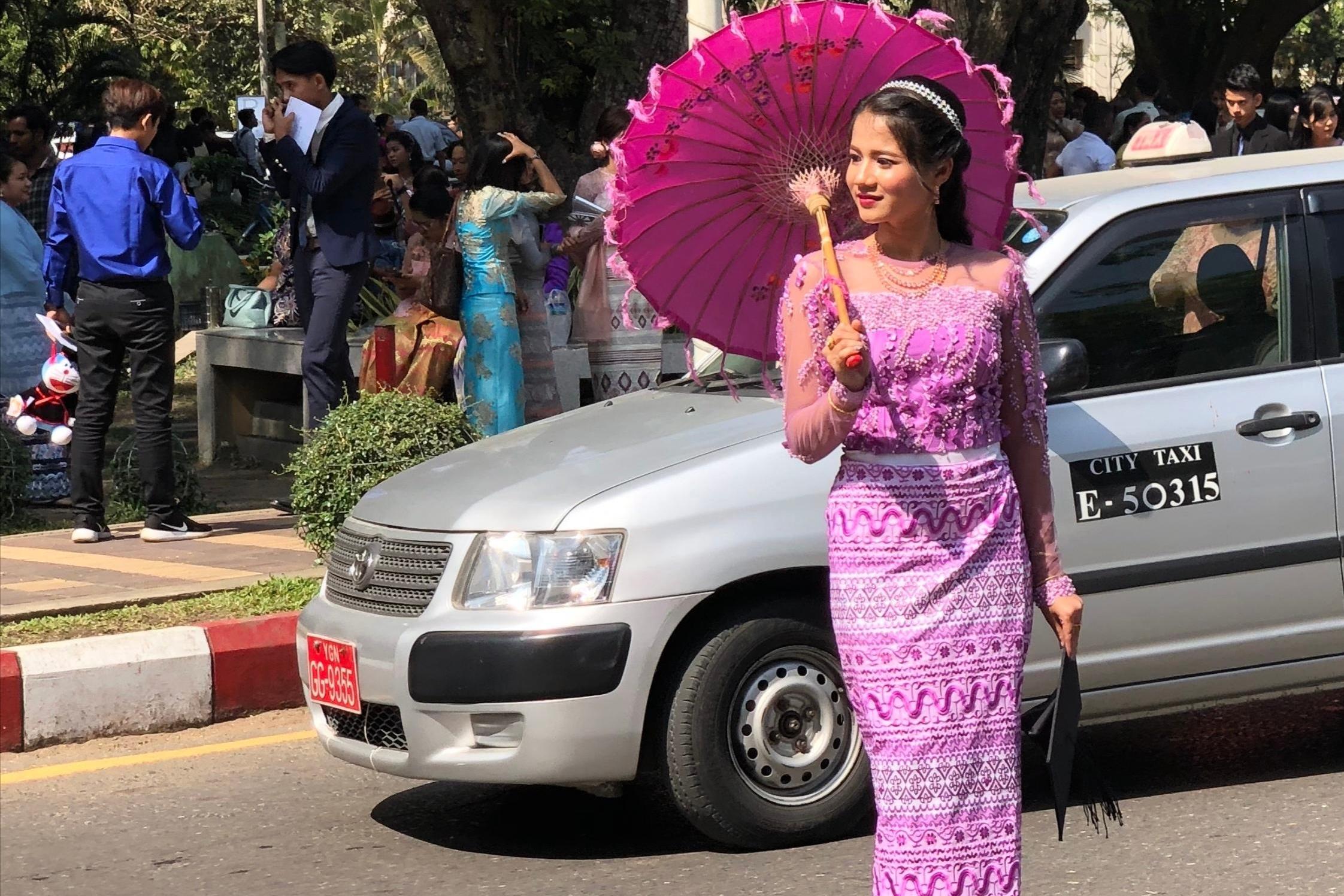 缅甸旅游:缅甸原来也有富豪区,美女与豪车是标配