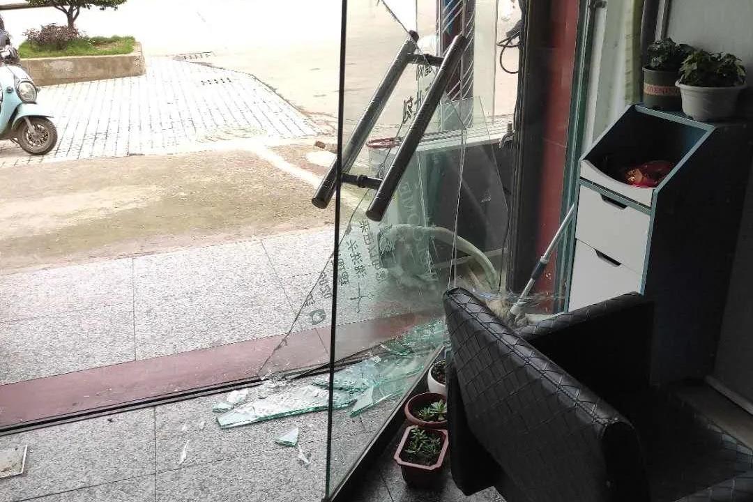 原创 宿松一男子深夜秀操作 砸碎玻璃门却啥也没拿