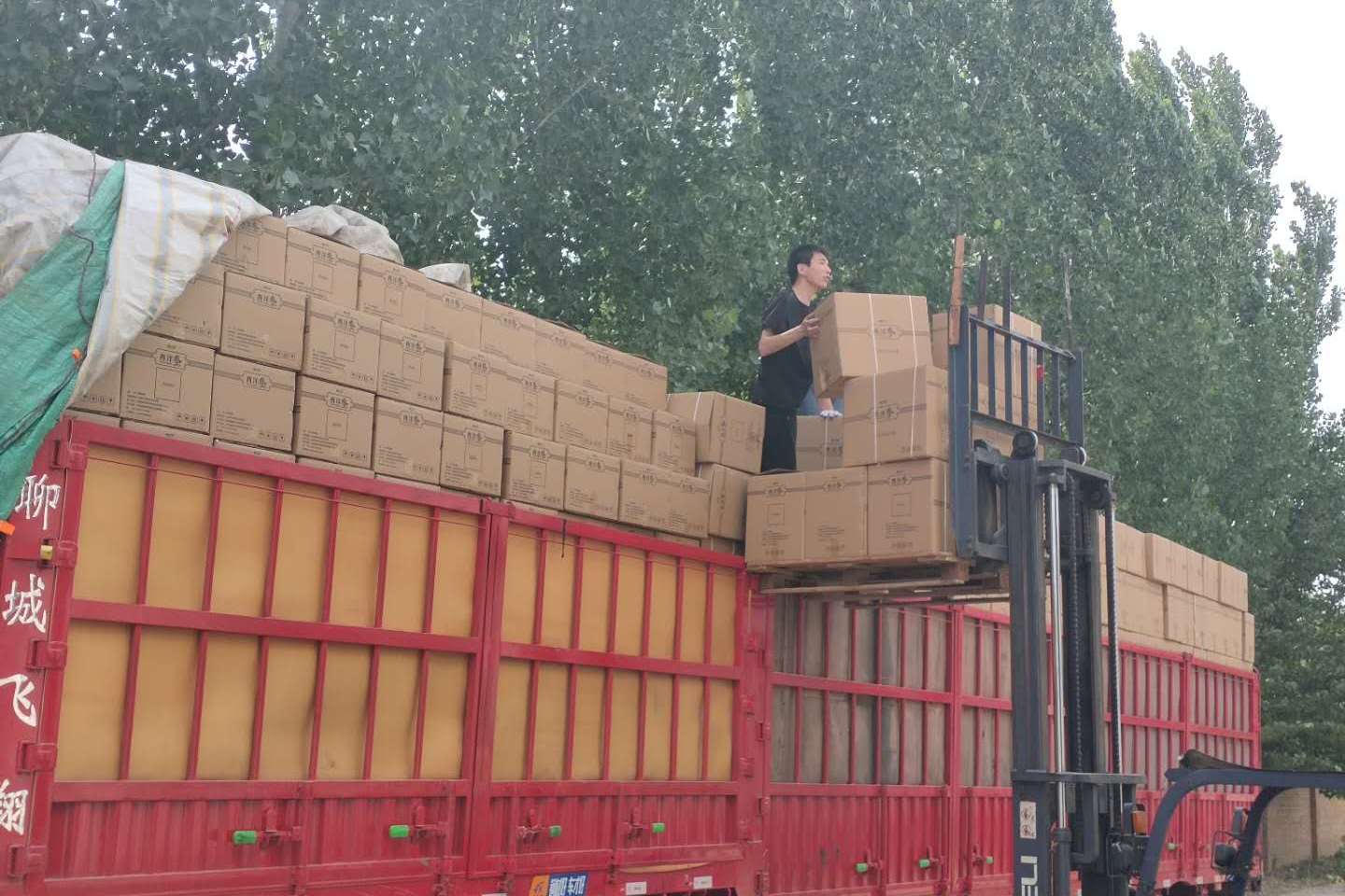 保健品铁盒今日打包发货,13米长的大货车,满满一车!