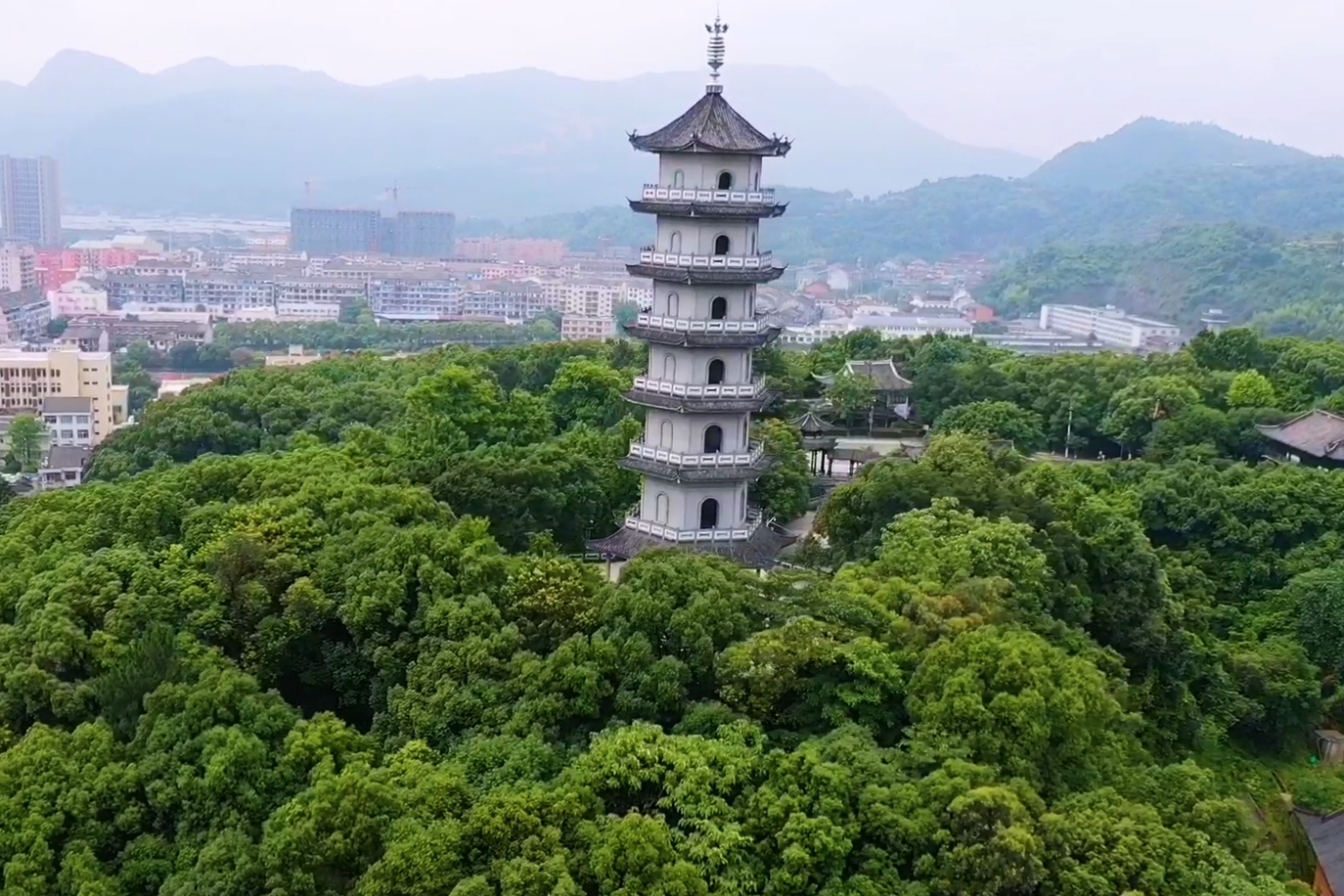 浙江温州苍南有一座灵山塔25年前260万建成现成标志性建筑