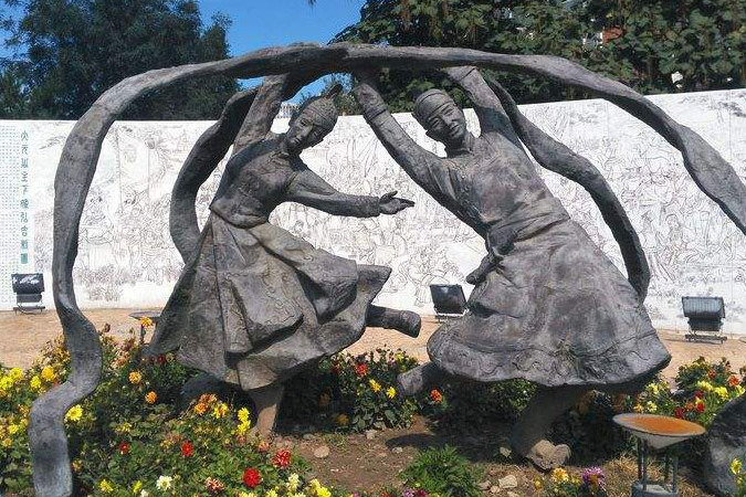 以雕像促进"民族团结"和"文化交融"!