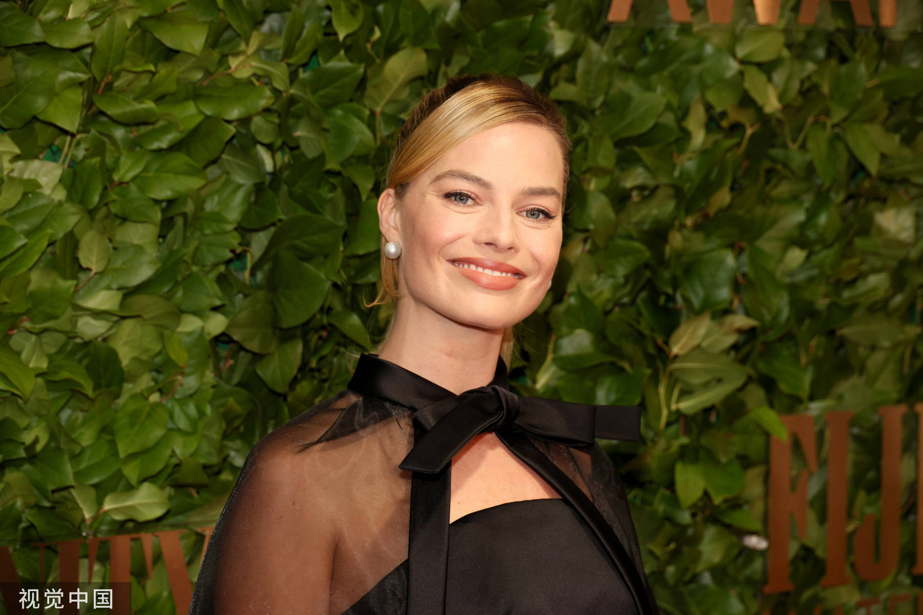 玛格特罗比穿黑礼服端庄典雅与丈夫同框笑容甜蜜