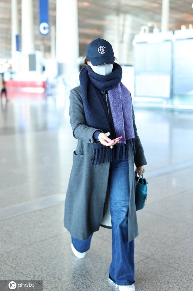 陈数现身北京机场拼色围巾氛围感十足