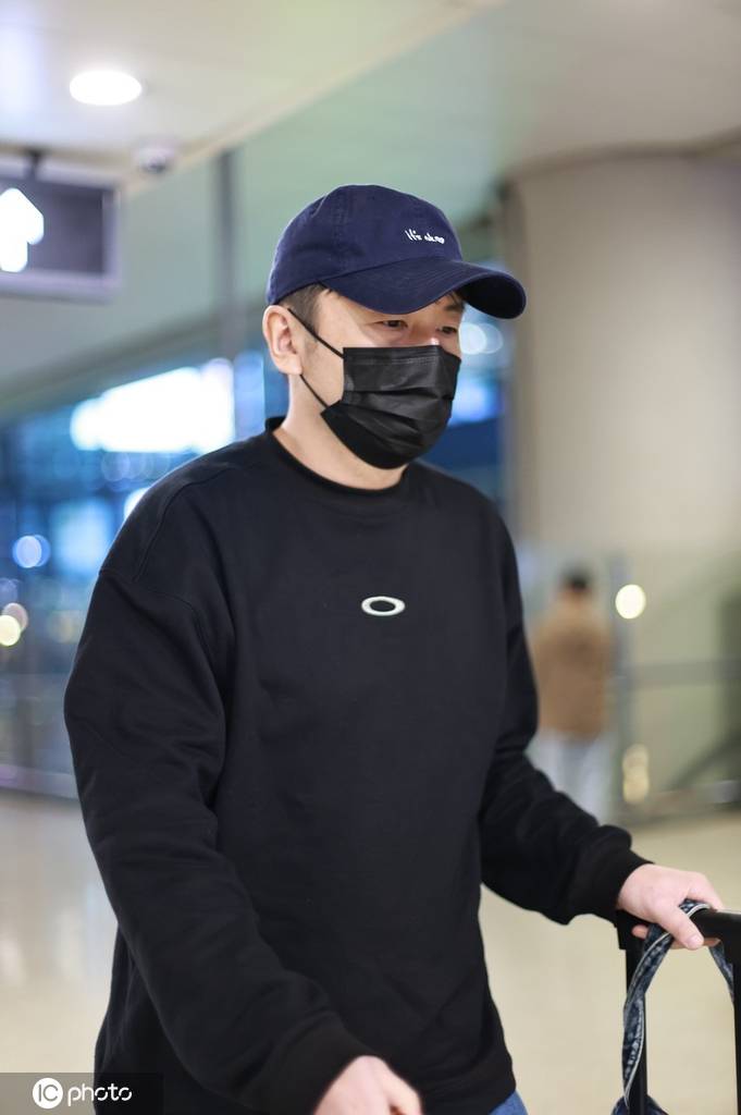 雷佳音现身上海机场黑色卫衣休闲舒适