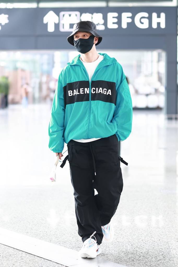黄晓明现身上海机场头戴渔夫帽简约时尚