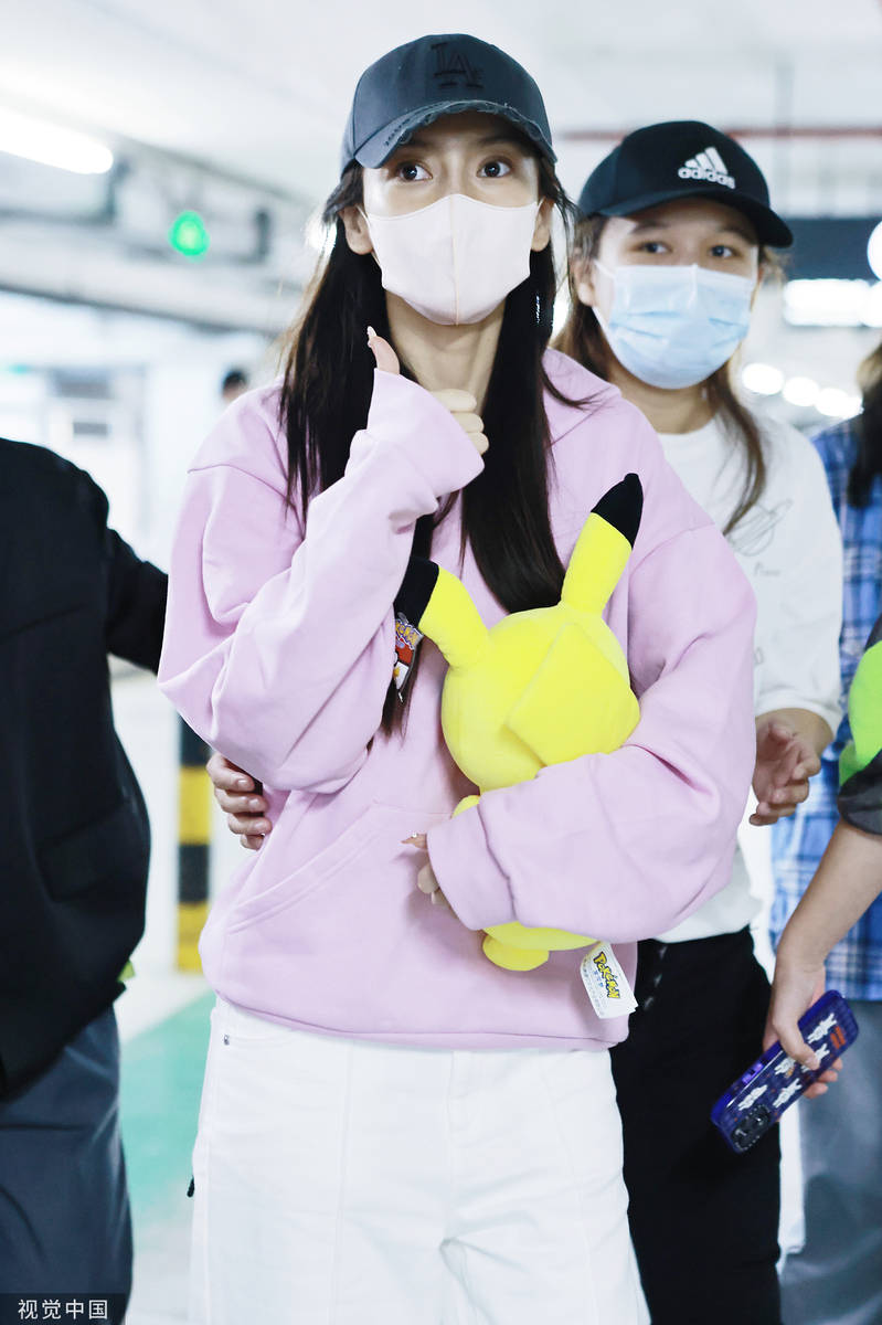 杨颖结束巴黎时装周行程抱皮卡丘公仔抵达上海