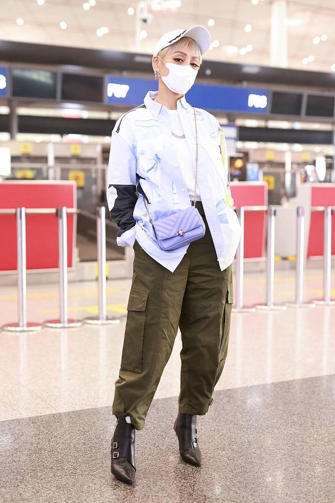 宁静亮相机场显潮范儿 工装裤配高跟短靴