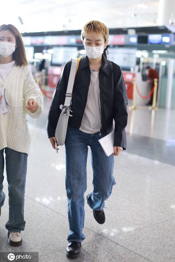 曾轶可北京机场出发黄色短发造型酷飒十足