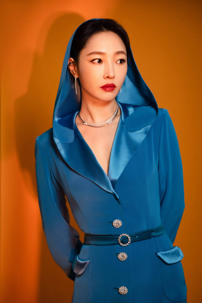 白百何身着蓝裙气场强大皮肤白皙红唇吸睛