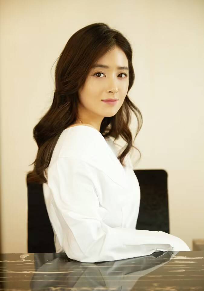 女星蒋欣实时尚写真秀外慧中钟灵毓秀