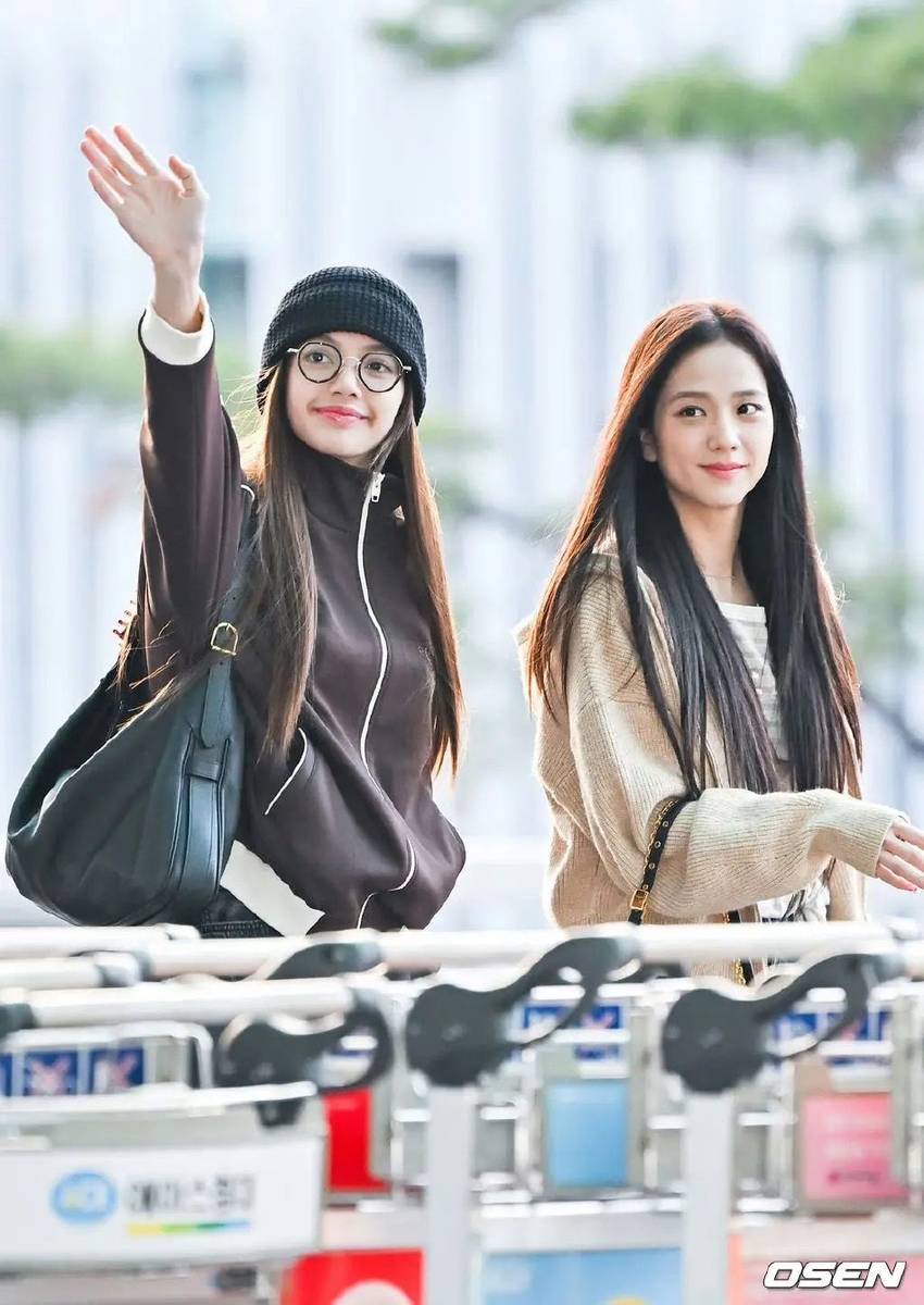 lisa和jisoo外出被拍 二人牵手奔跑宛如青春偶像剧-搜狐大视野-搜狐新闻