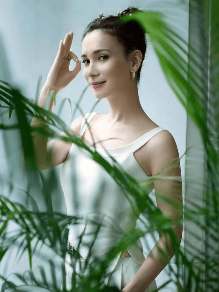 卢靖姗录制你好星期六释出一组造型写真