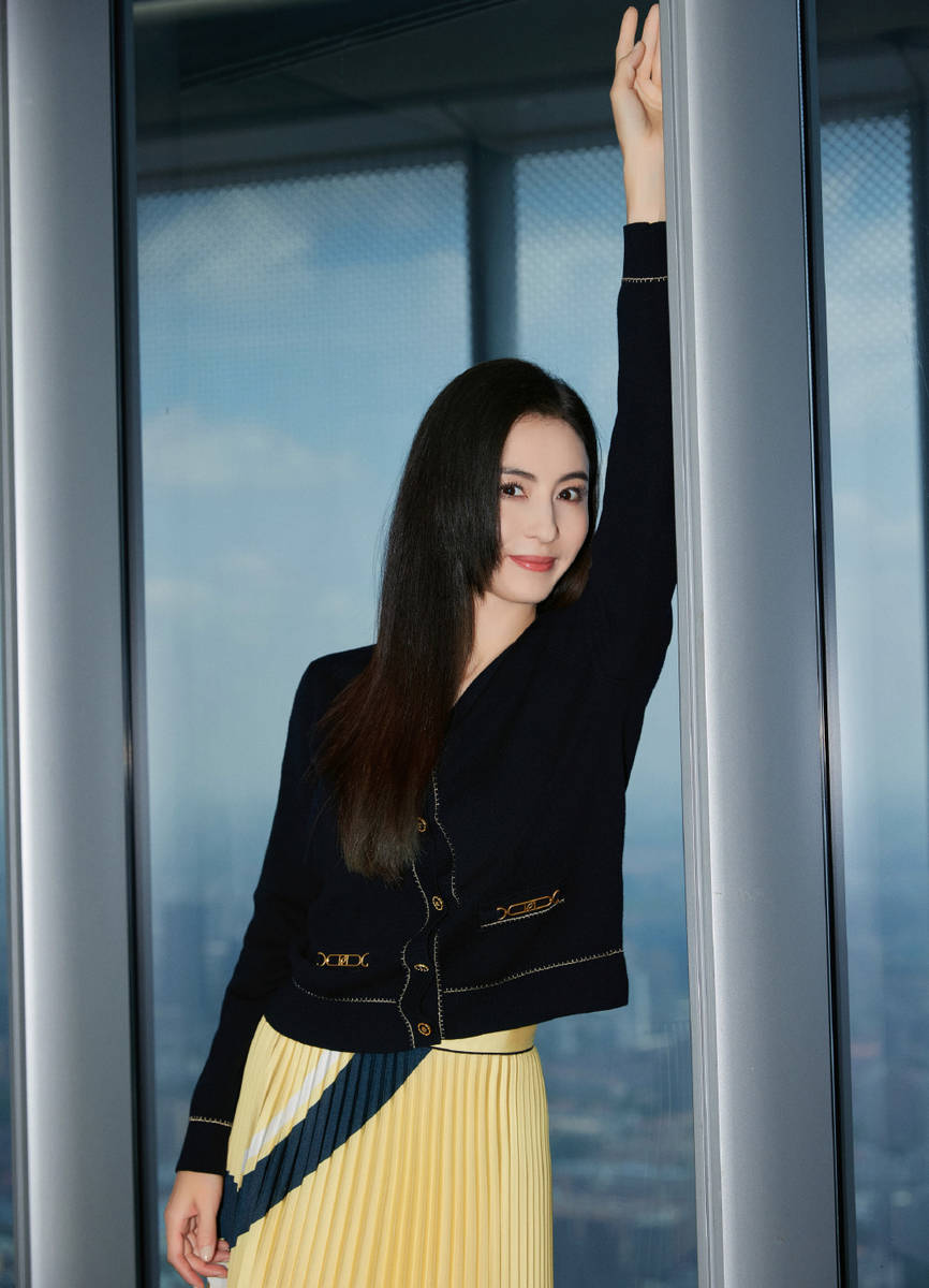 张柏芝晒长发造型窗边写真极简穿搭全是摩登时髦