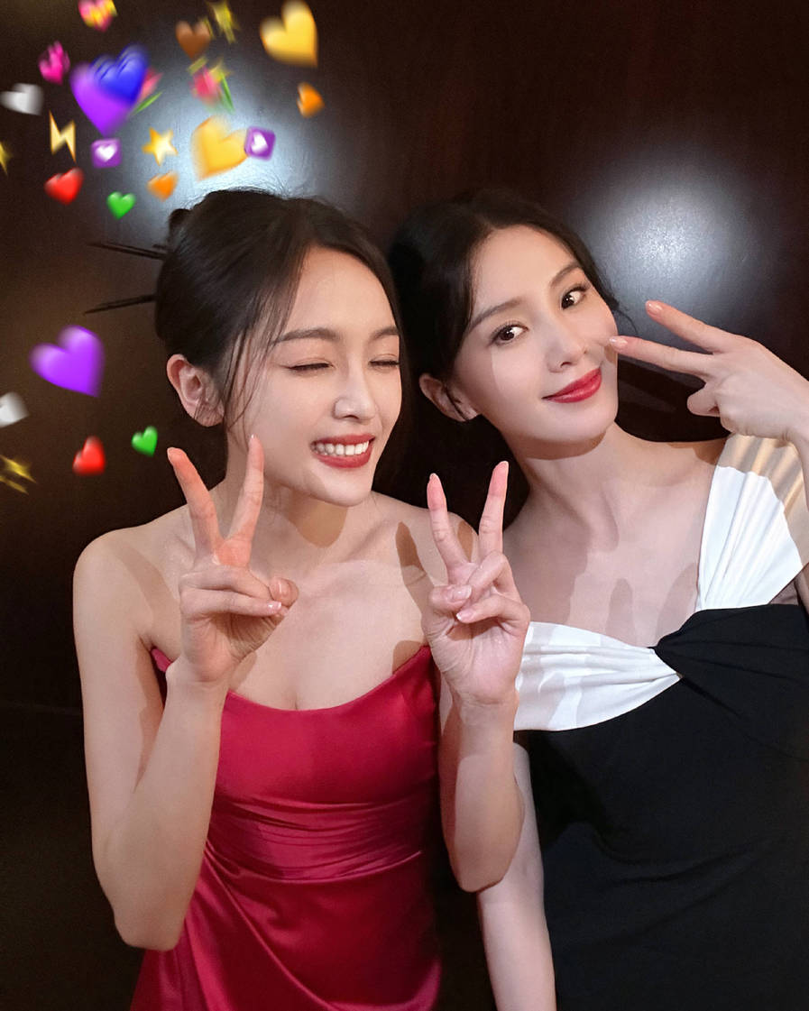 吴宣仪晒与刘诗诗合照 两人对镜比耶俏皮可爱-搜狐大视野-搜狐新闻
