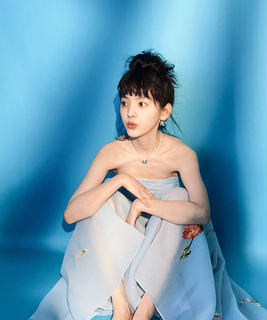 章若楠穿抹胸裙元气十足 眼神灵动悠闲自在状态佳-搜狐大视野-搜狐