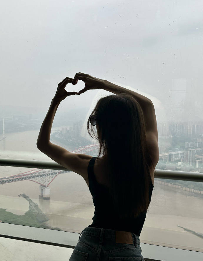 并晒出自己的美照,她背对着镜头比心,蛮腰纤细,手臂肌肉线条明显!