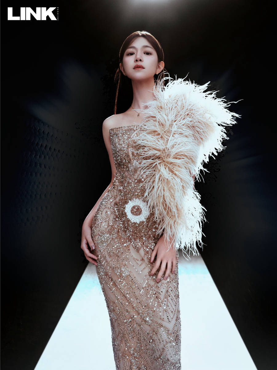 陈妍希穿桃粉色拖尾礼裙曲线婀娜化身芭比公主