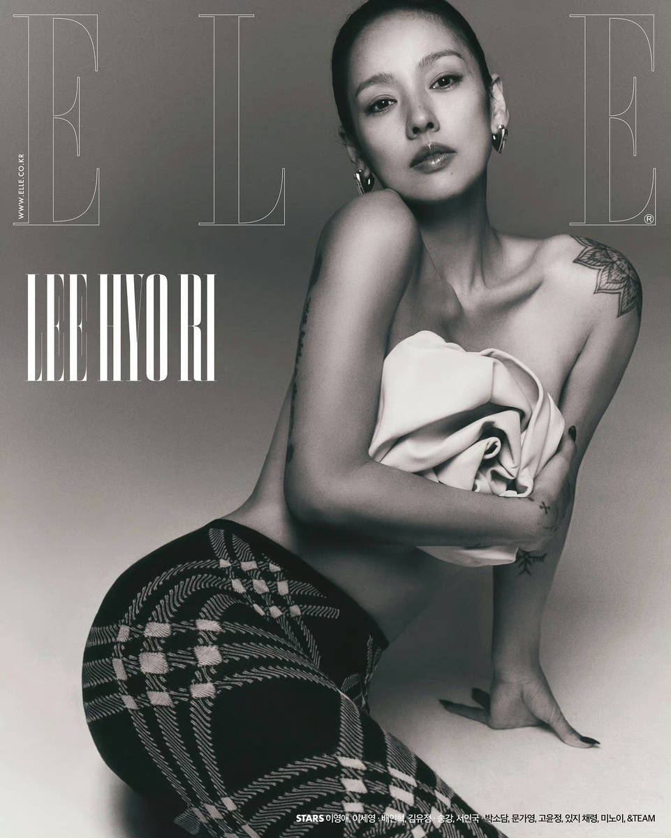 李孝利着格纹包臀裙性感迷人大秀锁骨香肩诱人