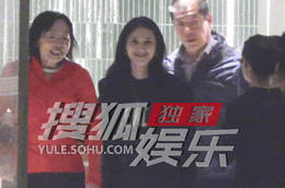 隋俊波与家人吃火锅 搀扶长辈笑得超甜