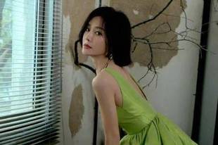 秦岚绿色长裙气质温柔 秀纤细蛮腰身材傲人