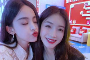 娜扎晒与江疏影同框合照 贴贴好养眼