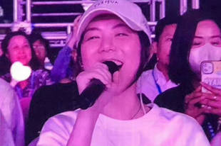 邓紫棋现身周杰伦演唱会：早知道我先化个妆