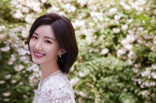 毛晓彤着蕾丝镂空裙温婉大方