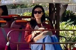 倪妮亮相乌镇戏剧节 随性穿搭尽显少女魅力