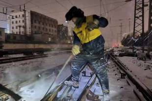 强降雪致部分高铁限速运行 专家详解原因