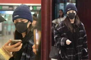 42岁阿娇近照曝光显疲惫 皱着眉眯眼看手机