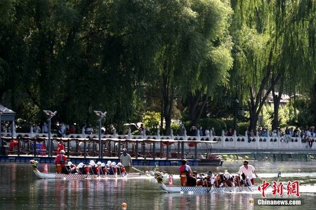 迎端午佳节 北京什刹海上赛龙舟