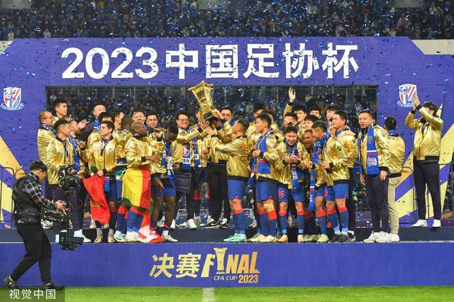 荣耀时刻！申花捧起冠军奖杯 外援开心自拍