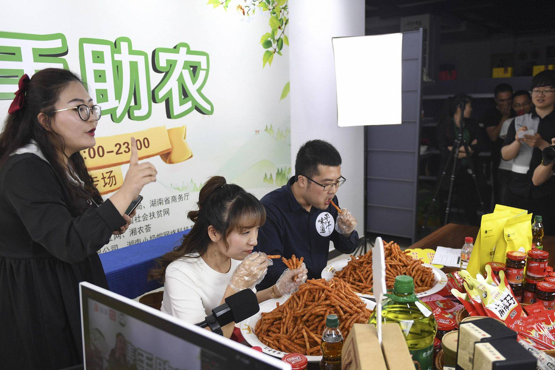 疫情期间网络直播带货井喷式发展,女主播收入可观