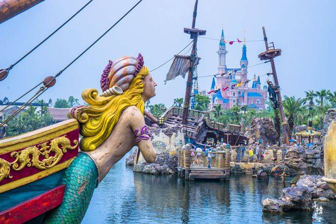 很多人对迪士尼乐园的游乐项目慕名而来,其实它的精华却在米奇大街.