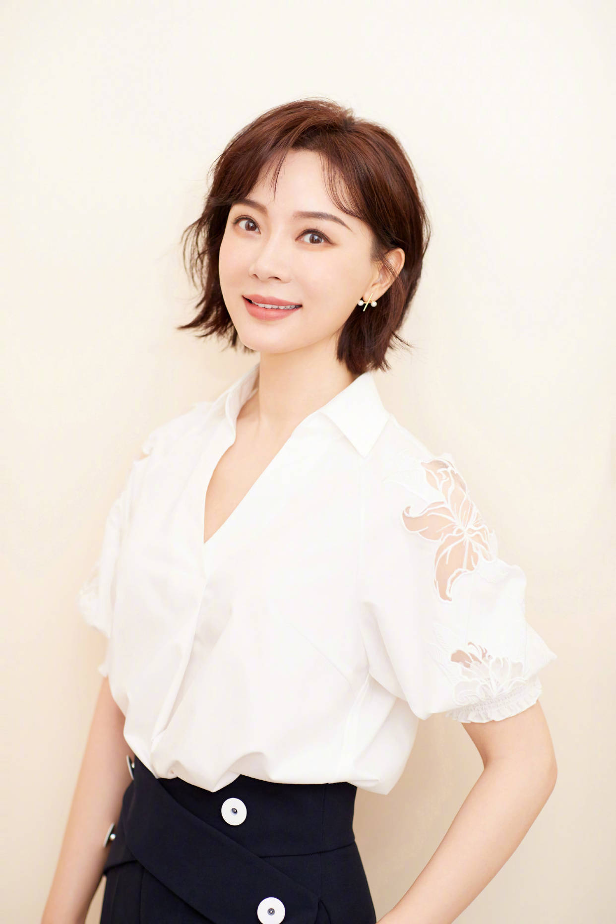 陈数和杨迪现身直播间陈数身穿白衬衫配黑色高腰裤清爽又干练