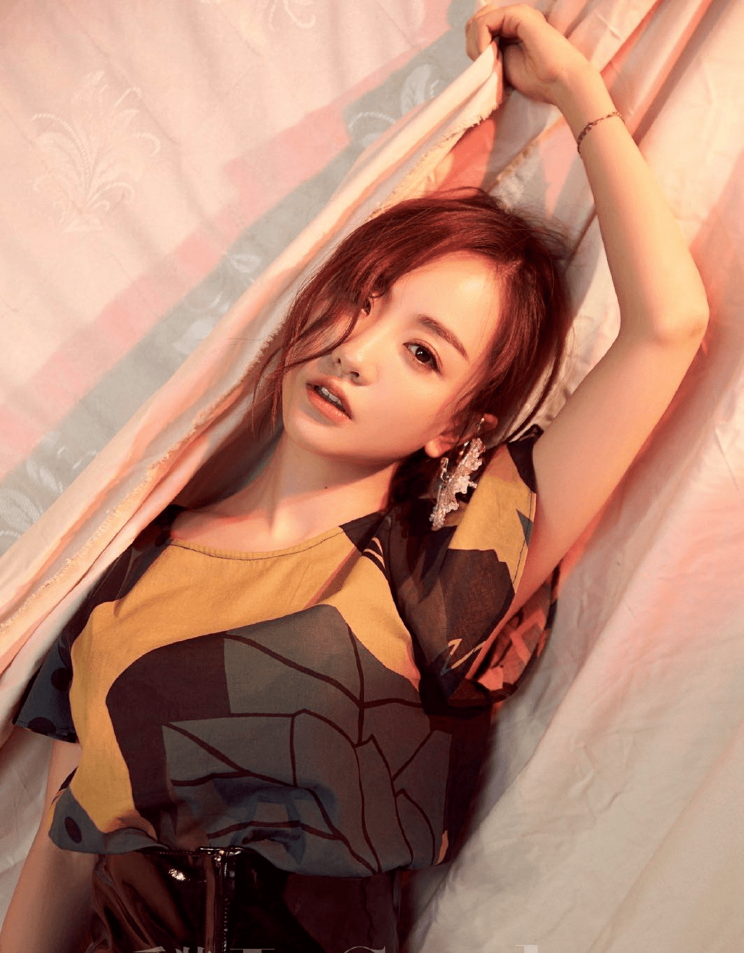 手臂紧实纤长,没有一丝赘肉,不得不说杨蓉的身材管理真是非常完美